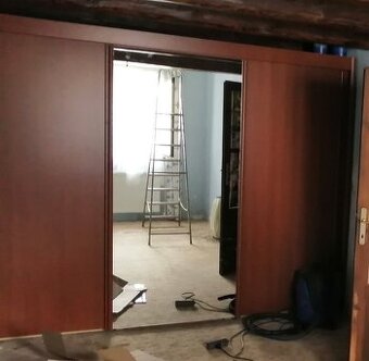 ŠATNÍ SKŘÍŇ S POSUVNÝMI DVEŘMI