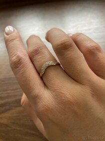 Zlatý dámský prsten se zirkony
