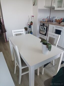 Bílý jídelní stůl + 4 žídle / konferenční stolek