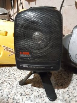 Prodám malý přenosný radio na otočný trojnozce -