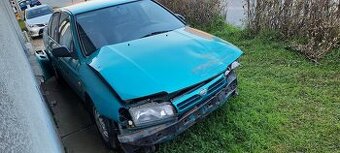 Havarovaný Nissan Primera 1995