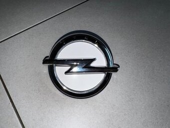 Emblém pátých dveří s logem Opel / Systém otevírání kufru