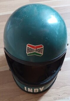 Stará helma na motorku