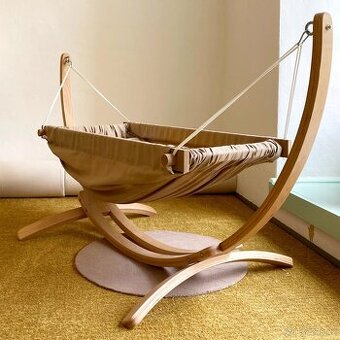 Dětská houpací síť/kolébka s dřevěnou konstrukcí