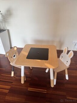 Dřevěný dětský stolek se židlemi
