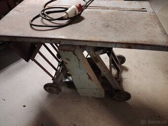 Pila tovární výroby