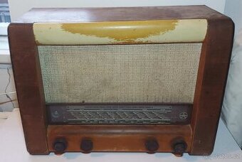 Starý radiopřijímač Tesla Symfonic 603A, retro rádio