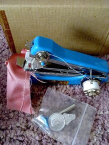 Mini šicí stroj do ruky z roku 1992