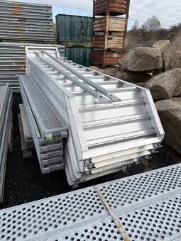 Zánovní hliníkové schodiště Layher