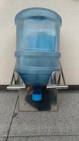 Nástěnný nerezový držák barelů