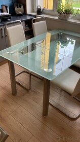 jídelní stůl skleněný