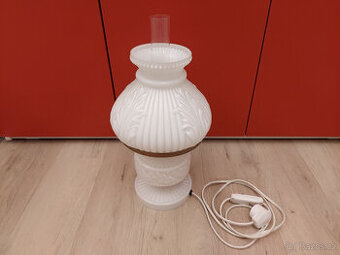 Retro stolní lampa z mléčného skla