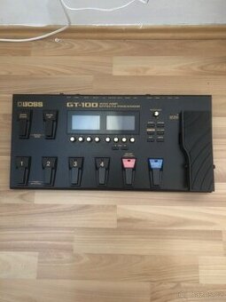 Kytarový multiefekt boss gt-100