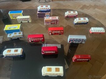 Matchbox 13 x autobusů v pěkném stavu v různých barvách