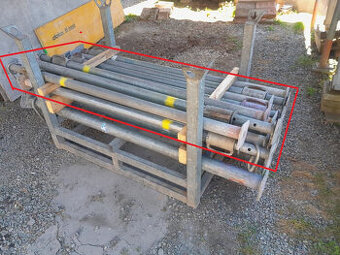 Stropní stojky upravené, max. délka zhruba 300 cm