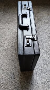 Diplomatický kufřík černý. Rozměr 44,5x33x11-13 cm