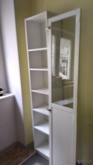Vysoká prosklená skříňka Ikea