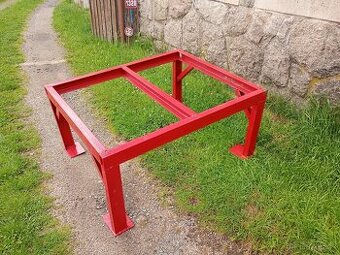 Podstavec pod nádrž na vodu