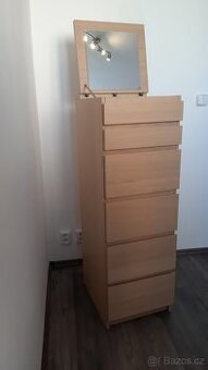 Komoda se zrcadlem