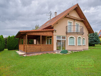 Rodinný dům Římov u ČB, samostatný a větší s velkou terasou.