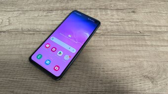 Samsung galaxy s10e - jako nový
