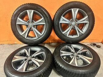 Alu Toyota + 215/60/17 zimní