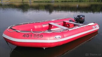 Motorový nafukovací člun včetně vleku