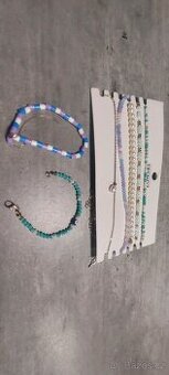 Korálkové řetízky a náramky.