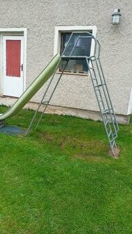 Dětská zahradní skluzavka