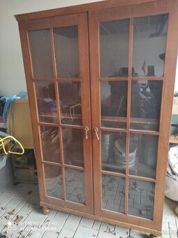 starožitná prosklená skřín do interieru nebo na terasu