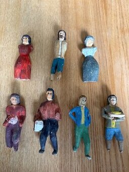 Konvult starožitných figurek lipové dřevo