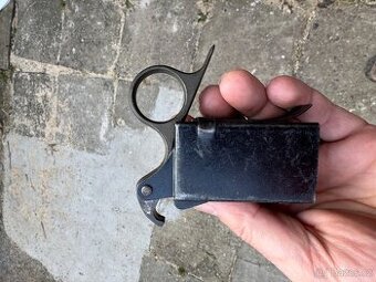 Nabíječka zásobníků do samopalu