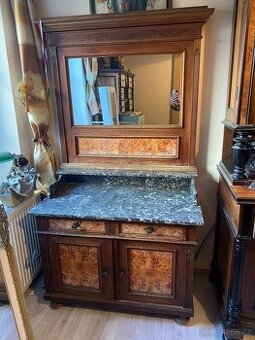 Starožitná komoda se zrcadlem