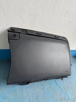 Přihrádka spolujezdce Ford Mustang 6. gen LHD