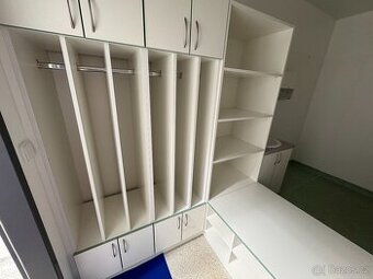 Sestava skříněk - bílá se zeleným lemem