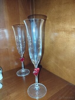 Dvě skleničky se srdíčky