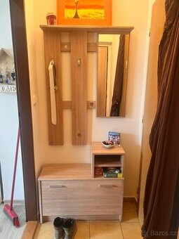 Předsíňová stěna (Jysk) – věšák, zrcadlo a botník