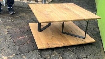 Obývací dřevěný stůl