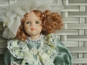 Porcelánová panenka - zelená krajková