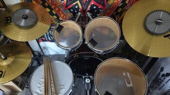 Podávám kompletní bicí soupravu