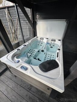 Vířivka - vířivá vana Style