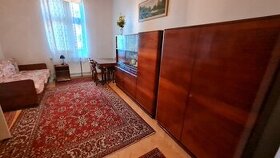 Šatní skříň, sekretář, stůl a 4 židle, gauč - pohovka