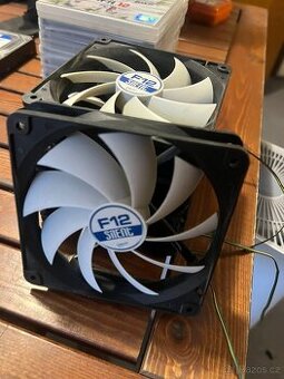 4x PC ventilátory F12 Silent + 1x ventilátor Zalman