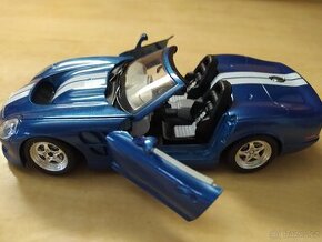 Model v měřítku 1:24 SCHELBY séries 1. 1999 cabrio - Burago.