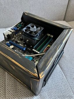 Ručně vyrobený HTPC ve stylu steampunk / vintage