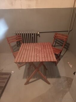 Prodám tento dřevěný stůl a dvě dřevěné židle k tomu