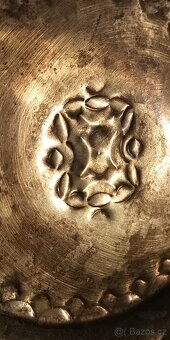 Kořistní mosazný ručně tepaný talíř z 2sv. války, TOP