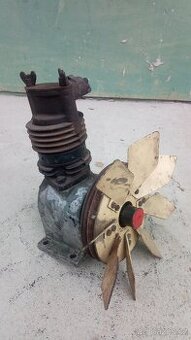 Kompresor starý pomaloběžný.