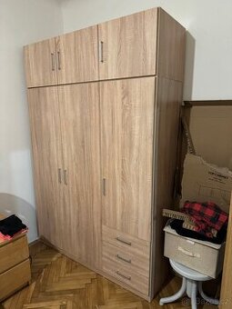 Šatní skříň FANDRUP 145×176 3 dveře 3 zásuvky barva sv. dub