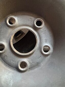 Plechová kola se zimním pneu 205/60R16